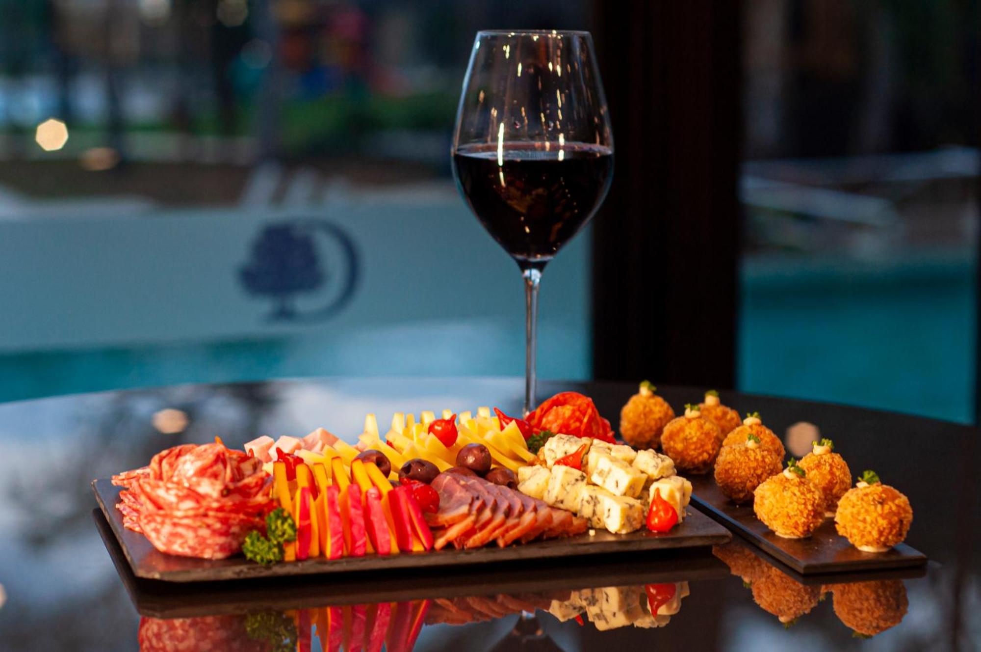 Doubletree By Hilton - Resort - Foz Do Iguacu Bagian luar foto A wine and tapas pairing