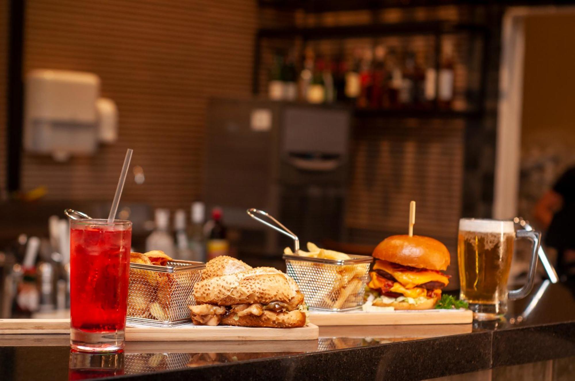 Doubletree By Hilton - Resort - Foz Do Iguacu Bagian luar foto A selection of food and drink at the bar