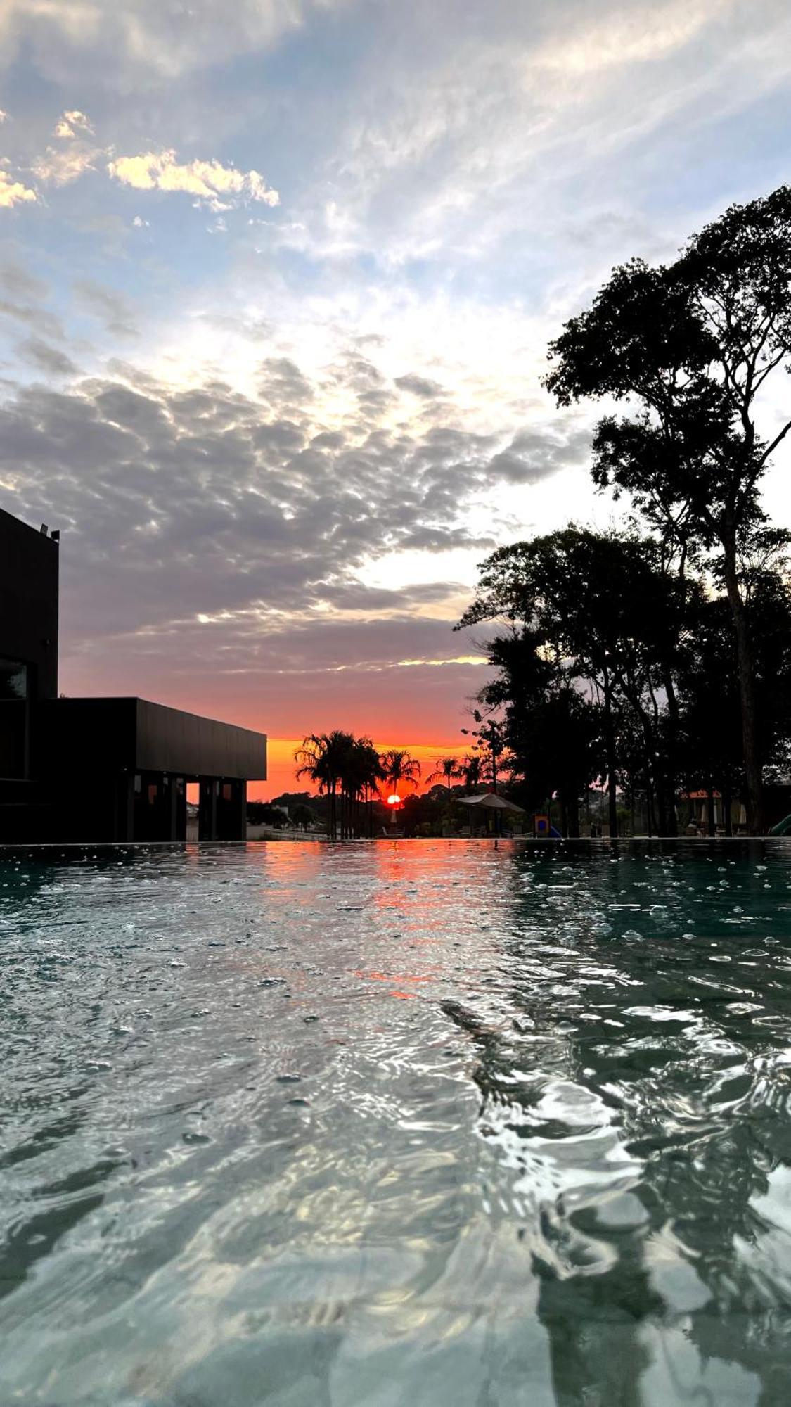 Doubletree By Hilton - Resort - Foz Do Iguacu Bagian luar foto Sunset at the pool